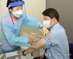 대구시가 추진했던 신종 코로나바이러스 감염증(코로나19) 백신 도입 관련, 한국화이자제약이 불법 거래로 파악된다며 필요할 경우 법적 조치를 단행하겠다고 밝힌. ê¶Œì˜ì§„ ëŒ€êµ¬ì‹œìž¥ ì•„ìŠ¤íŠ¸ë¼ì œë„¤ì¹´ ë°±ì‹  ì 'ì¢… ì˜ˆì • í•œê²½ë‹·ì»´