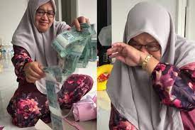 Selain ucapan terimakasih dan doa yang selalu kita panjatkan untuk ibu, tak ada salahnya untuk meberikan hadiah atau kado. Ibu Tanya Hadiah Birthday Anak Kunci Mulut Sambutan Hari Jadi Online Jadi Drama Air Mata Mak Menangis Terima Kek Keluar Duit Viral Mstar