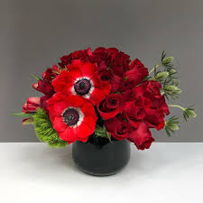 The city that never sleeps surprisingly has a fair amount of florists that are sleeping in! Red Roses With Red Anemones Perfect Arrangement For Many Occasions Same Day Delivery In Nyc 212 308 3794 Floristika Buket