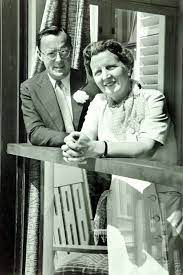 Zijn vader, een beroepsmilitair, werd door de speciale staf van prins bernhard gedetacheerd bij de garage van het koninklijk huis. Prins Bernhard En Koningin Juliana 1958 Dutch Royalty Royal Family Queen Wilhelmina