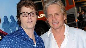 Neben tochter carys haben die beiden. Michael Douglas Zeigt Seine Enkelin Und Die Heisst Wie Ihr Ur Opa