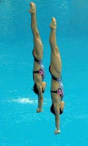 Yesterday, the diving pool was a normal shade of blue — the same color as the other pools we've seen in the olympics. Erg Mooie Duiken Leuk 298137 In 2020 Olympic Diving Swimming Women Diving Springboard