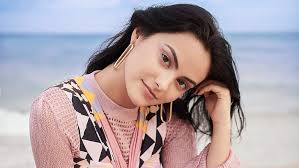 In natura, i capelli neri sono prerogativa delle carnagioni olivastre, anche se sono molte le donne con una pelle chiara o diafana. Attrici Camila Mendes Attrice Americana Capelli Neri Occhi Castani Sfondo Hd Wallpaperbetter
