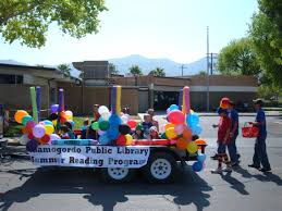 Every year we build a small parade float for our staff to take part in the christmas parade in our town. Zdruzite Se Marty Fielding Se Uciti Float Ideas Gbspigment Com