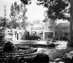 You D Hardly Think This Peaceful Bucolic Scene Was In The Heart Of A Busy Hollywood Movie Studio This Wa Vintage California Hollywood Homes Vintage Hollywood