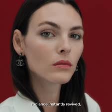 THE POWER OF AN ACTIVE INGREDIENT, THE LIGHTNESS OF A MIST., The new  antioxidant serum-in-mist, enriched with camellia leaf buds and featuring a  high concentration of red camellia extract, instantly ...