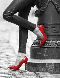 Black And White Pictures With Red Accents Pin Von Jes B Auf Black And White With A Splash Of Color Color Splash Schwarz Weiss Fotos Rote Fotografie