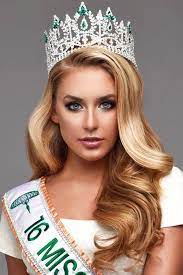 There Were So Many Strong And Memorable Hairstyles Among Miss Contestants This Past Year From Soft Effortless Pageant Hair Pageant Hair And Makeup Pagent Hair