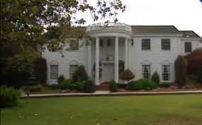 La sitcom è incentrata sulla vita di un ragazzo proveniente da filadelfia che vive con dei ricchi parenti (la zia materna e lo zio avvocato, in. Fresh Prince Of Bel Air Banks Mansion Mapio Net