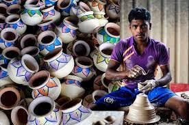 Vtc clay pot is one of the leading manufacturer and exporter of indian clay pots, earthen cookware, terracotta pots, biryani pots, clay water bottle and plates. Hello Mr Potter Behind The Art Of Making Clay Pots For The Ponggal Festival Lifestyle Rojak Daily