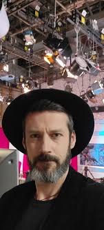 Poważnie to zdjęcue wyszło ale w skrócie:. jest deszczowy niedzielny  poranek a ja będę śpiewał swoje piosenki w programie Budzi się ludzi w  #TvpŁódź. I pogadamy też. A to wszystko skoro świt,