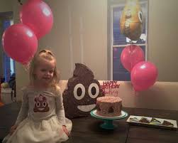 Pero el día de hoy no dedicaremos este artículo a los niños y sus fiestas de cumpleaños sino que además te diremos cuales son las fiestas infantiles de moda para éste 2021. Ni Princesas Ni Superheroinas Esta Nina Pidio Celebrar Su Cumpleanos Con Una Fiesta Tematica Del Emoji De Caca