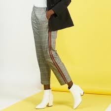 Découvrez notre large gamme de pantalons femme adaptés à votre morphologie : Pantalons Femme 3 Suisses