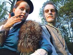 Als der zuschauerandrang für einen privaten garten zu groß wurde, zog das theater 1980 in den englischen garten auf die rumford wiese und dann ab 1986 ins amphitheater das auf initiative des blütenring vereins gebaut und mit dem engagement vieler sponsoren finanziert wurde, die auf einer runden bronzeplatte neben dem theater verewigt sind. Freilichttheater Im Englischen Garten Teuflischer Wald