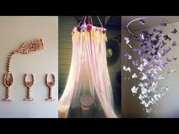 To make this centerpiece you need wood rounds with bark, a styrofoam ball, red, white and blue fabric flowers (you can buy them or you can make them yourself), a hot glue gun, ribbon, flower stencils and craft paint. Flaske Dekoration Youtube Cute Room Decor Easy Room Decor Room Diy