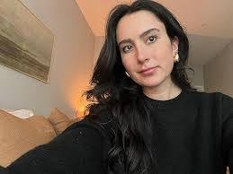 Tia Holman's Instagram, Twitter & Facebook