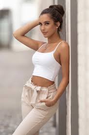 Beige eignet sich dabei gut als basis für größere flächen, die sie mit intensiven farben akzentuieren können. Hose Mit Bindegurt In Beige Hosen Freshlions