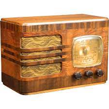 Beautiful Vintage 1939 Emerson Am Radio The Performance Of This Radio Matches Its Beautiful Appearance For Sale At W Antique Radio Vintage Radio Old Radios