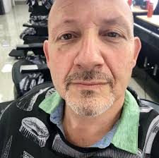 Say hello to my new Cubano friends!😂They cut me up real good these young  barbers in Florida! Best service of haircut ever received!