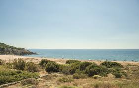 Das dorf schmiegt sich entlang der steilküste, die zum ende des orte allmählich flacher wird. Ferienwohnung Porto Alabe Italien Igo013 Novasol