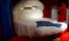 Michael jackson died in dr. Elvis Death His Final 24 Hours In Graceland Surrounded By People Yet He Died Alone Music Entertainment Express Co Uk