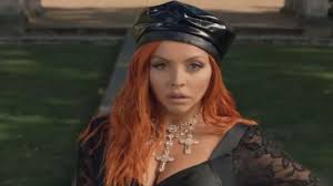 Smarturl.it/littlemixyt lyrics jesy i always say what i'm feeling i was born you fall for a woman like me, perrie and every time we touch boy you make me feel weak, i ca. Jesy Nelson S Vinyl Hat In The Music Video Little Mix Woman Like Me Ft Nicki Minaj Spotern