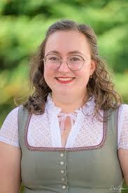 Alexandra Riemer's Instagram, Twitter & Facebook