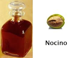 Il nocino è un liquore della tradizione italiana preparato con le noci, dal gusto intenso e corposo, perfetto come digestivo a fine pasto e buonissimo per farcire macedonie e gelati. Nocino Il Liquore A Base Di Noci Notizie In Vetrina