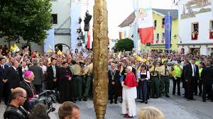 Marktl, or often unofficially called marktl am inn (little market on the river inn), is a village and historic market municipality in the state of bavaria, germany, near the austrian border, in the altötting. Der Papst Aus Bayern Der Papst In Seinem Geburtsort Br24 Br De