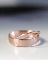 Love This Rose Gold Wedding Band Set The Ancient Textured Men S Band Is Uniqu Rose Gold Wedding Band Sets Eco Friendly Engagement Rings Palladium Wedding Ring