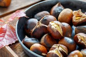 Le castagne sono pronte quando sono ben bruciacchiate e con la parte esterna molto croccante. Come Fare Le Castagne In Padella Normale La Ricetta Facile E Velocissima