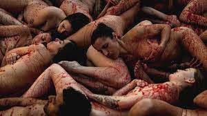 Un grupo de animalistas se desnuda para exigir el cierre de las granjas  peleteras