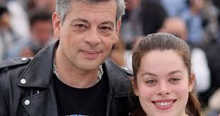 Elle suit plutôt les pas de sa mère" : Benjamin Biolay se confie sur sa  fille Anna qu'il a eue avec Chiara Mastroianni