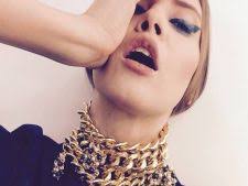 Chiar scrie alături de două poze : Sprancene Vedete