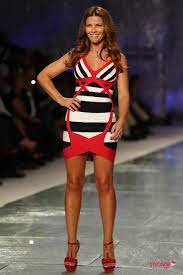 Sonia araujo (tv show host) was born on the 24th of november, 1970. Sonia Araujo Snia Arajo Brilha Em Famlia Movenotcias Fashion Bodycon Dress Sonia