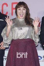 After hearing the news, she immediately stopped all of her schedules and traveled down to her hometown in daegu. Photos Hancinema Net Photos Photo887436 Jpg
