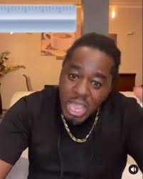 Moi j'aime beaucoup les vidéos de Maalhox,le seul problème c'est que tu  finis de suivre ses vidéos et après t'es trempé,mouillé à cause de ses  crachats.😭😭 Mister TyGa🏌🏾‍♂️