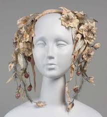 Jessica Stam 在Jean Paul Gaultier 蔚為宗教時尚經典的2007  春夏秀上，她的造型啟發自天主教的垂淚聖母像，一切都這麼渾然天成！好久沒有看到這麼讓人屏息的伸展台系列了。