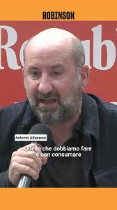Antonio Albanese, ospite dell’Arena Repubblica Robinson al #SalTo25:  “Quello che dobbiamo fare è non consumare le nostre energie con il lamento.  Io mi sono rotto i cog***ni del lamento, veramente. Io ...