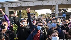 Boğaziçi üniversitesi'nde dün yeni rektör atamasına yönelik büyük eylemler yapılmıştı. Bogazicili Ogrencilerin Akp Li Rektor Isyani Turkiye Dw 04 01 2021