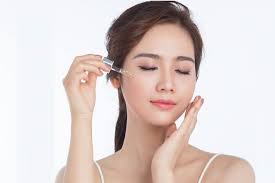 Kết quả hình ảnh cho hình ảnh cô gái xài serum da đẹp
