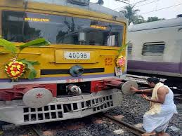 Vishwakarma Puja 2023:বিশ্বকর্মা পুজোয় ট্রেনের পুজো, আবার ট্রেনেই  বিশ্বকর্মার আরাধনা! দেখুন ছবি - vishwakarma puja celebrates in running  train at nadia - eisamay
