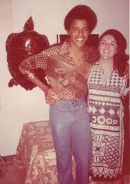 Michelle obama praises barack for 'never letting the weight of the world get in the way of being a michelle thanked barack for being a 'present, loving father', noting that his role as a parent 'tops. Barack Obama Barack And His Mother During His High School Years ÙÙŠØ³Ø¨ÙˆÙƒ