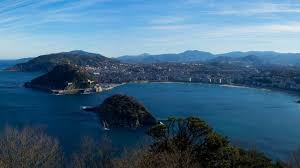 Attention certains supermarchés du pays basque espagnol indiquent des quantités de boissons et cigarettes par personne, c'est. Decouvrez Le Pays Basque Espagnol Entre Mer Et Montagne Femme Actuelle Le Mag