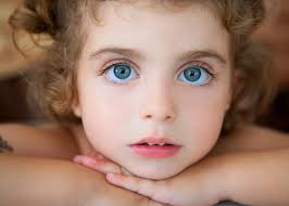 Nebo v našom dome 8 ročné dievča v domácej úlohe opísalo svoju rodinu  takto: "Doma máme dve izby, dve postele, jedno malé okienko a bielu mačku.  Jedávame len večer, keď sa môj