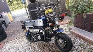 最後まで読んでから質問等お願いします ホンダ ゴリラ 50cc 12v です 見た目を6vゴリラ仕様にしてます 中華パーツは嫌いなのでキャリパーくらいかな 鍵もホンダ純正でスイッチ タンク ハンドルロック メットホルダー共通です 自身でカスタムから塗装までして