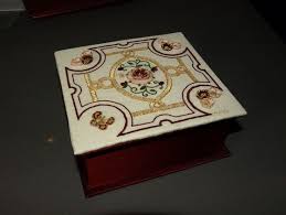 Elizabethan Knot Garden Embroidered Box Made In Workshop With Maree Talbot At Koala Conventions Brisbane Www Koal Trapunto Quilt Garden Embroidery Stumpwork