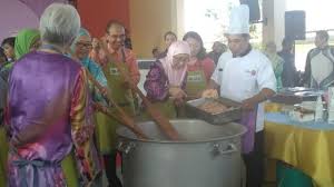 Egangan agama p yang kuat menyebabkan orang melayu menjadi pekerja isrtimewa di r.a.g.m. Warga Emas Teruja Rasai Bubur Lambuk Resepi Istana Berita Mediacorp