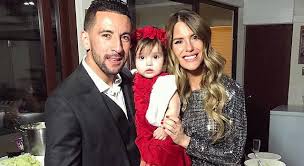Eski fenerbahçeli mauricio isla'nın model olan eşi gala caldirola, instagram'dan yaptığı son paylaşımla olay yarattı. Gala And Mauricio Isla Celebrated Their Daughter S First Year With Intimate Celebrations And Eye Catching Social Networking