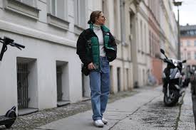 If you want to highlight your hourglass figure or your curves, one easy way to do so with mom jeans is by tucking in your top. The Best Shoes To Style With Mom Jeans Entertainment Tonight